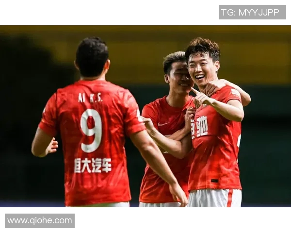 深圳平安足球队奋勇拼搏再创辉煌全力争夺联赛冠军展现团队精神与竞技风采